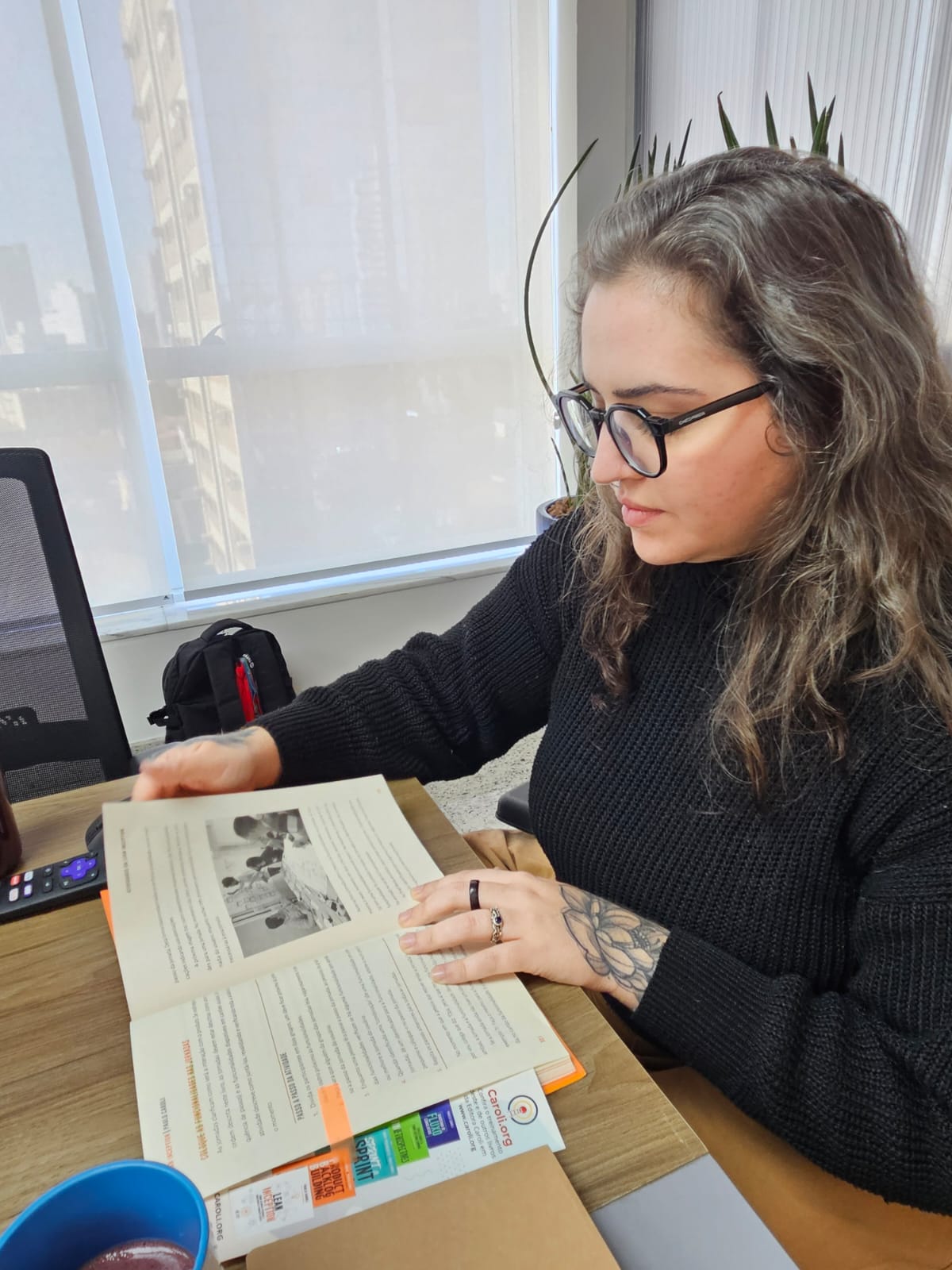 Pesquisadora analisando material de referência durante o discovery do Inspect