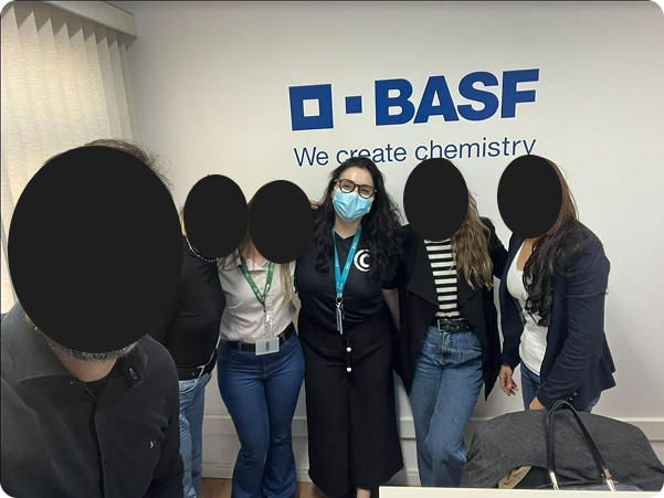 Visita técnica da equipe de design a uma planta industrial durante a pesquisa de campo